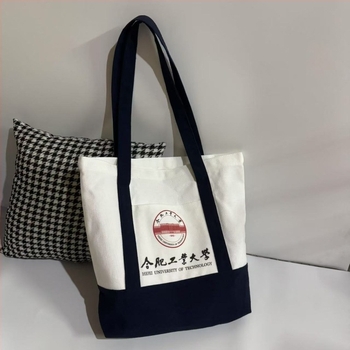 Egyedi logóval ellátott vászontáska; forma: tote vagy hátizsák; nyomtatási módok: hőtranszfer, szitanyomás, gépi nyomtatás; ideális iskolai promócióhoz.