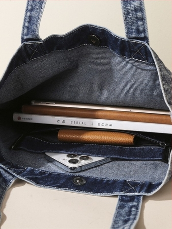 Denim Tote táska, utcai divat stílus, függőleges négyzet alakú forma, mágneszáras záródás, laminált belső cipzárral