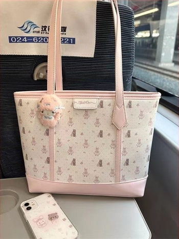 Tote bag nemzeti irodalmi-művészeti stílusban, PU anyagból, horizontális négyzetes forma, cipzáras nyitás