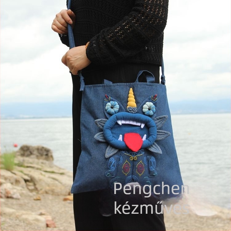 Pamut keresztpántos táska tie-dye felülettel, horizontálisan négyszögletes forma, cipzárral nyitható és belső cipzáros zsebbel.