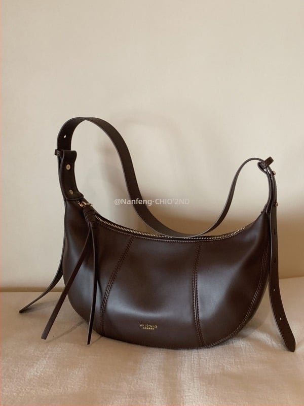 PU anyagú derék taska, félhold alakú, dumpling-forma, cipzáras nyitás, poliészter bélés