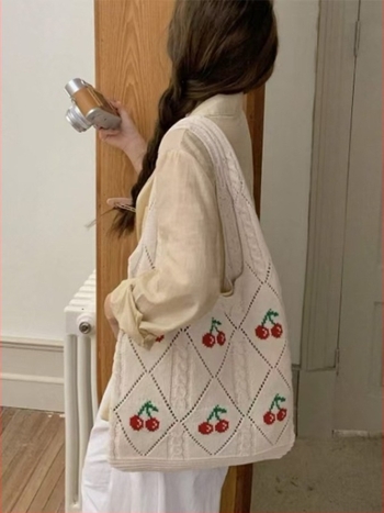 Kötött táska utcai stílusban, poliészter anyag, vízszintes négyzet alakú forma, külső nyitott zseb, dupla vállpánt.
