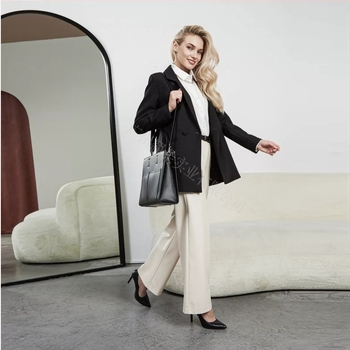 PU anyagú városi stílusú vállon átvetős táska, függőleges négyszögletes formájú, cipzáras záródás, belső zsebek.