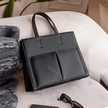 PU anyagú városi stílusú vállon átvetős táska, függőleges négyszögletes formájú, cipzáras záródás, belső zsebek.