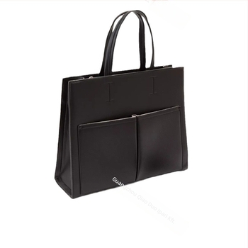 PU anyagú városi stílusú vállon átvetős táska, függőleges négyszögletes formájú, cipzáras záródás, belső zsebek.