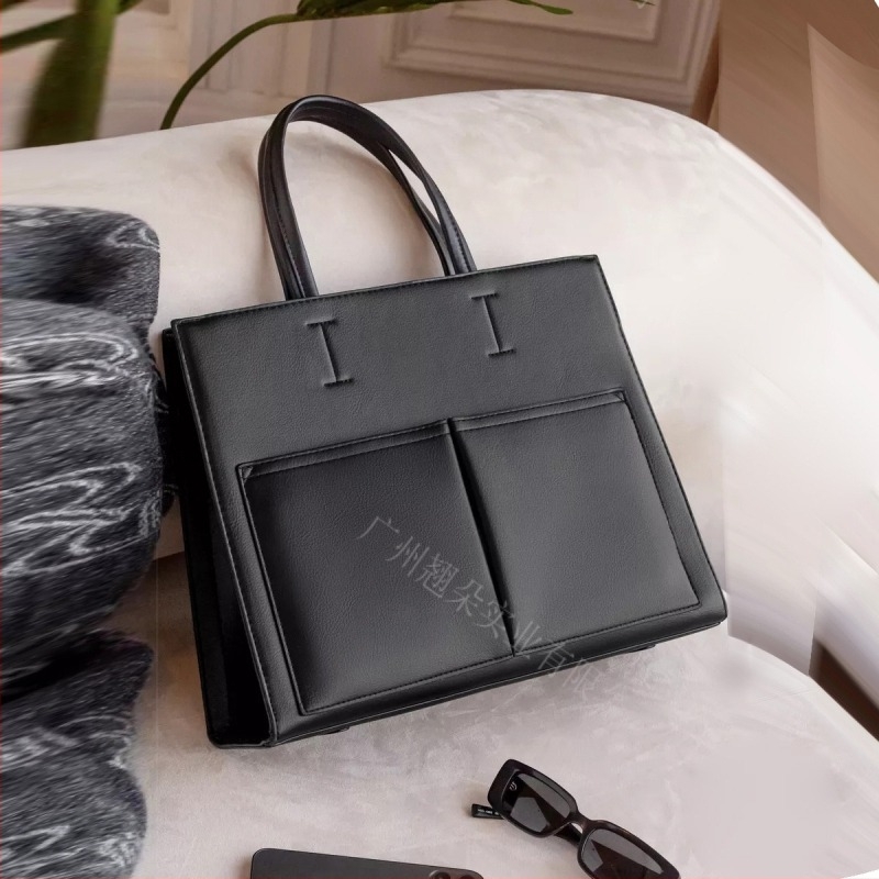 PU anyagú városi stílusú vállon átvetős táska, függőleges négyszögletes formájú, cipzáras záródás, belső zsebek.