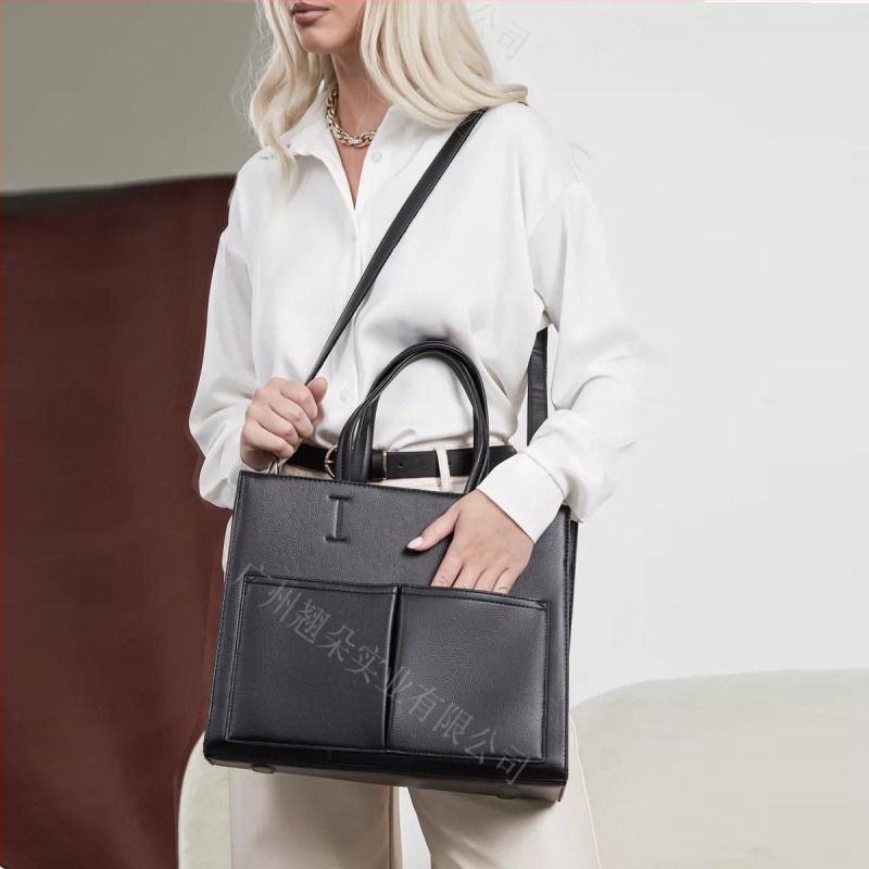 PU anyagú városi stílusú vállon átvetős táska, függőleges négyszögletes formájú, cipzáras záródás, belső zsebek.