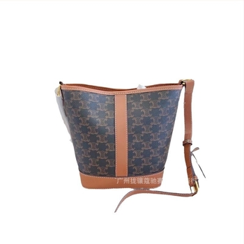 Valódi bőr női táska vintage virágmintával Arc de Triomphe, bucket bag nyitott felsővel, közepes méret, bélés vászon, zsebek telefonra és azonosító számára, egyetlen vállpánt