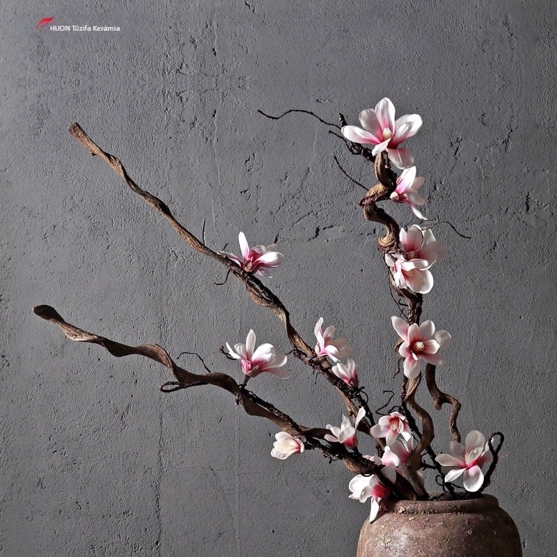 Nappali dekoráció száraz ágakból selyemvirágokkal – ívelt szárú Daisy variáció, Huolin Ceramics