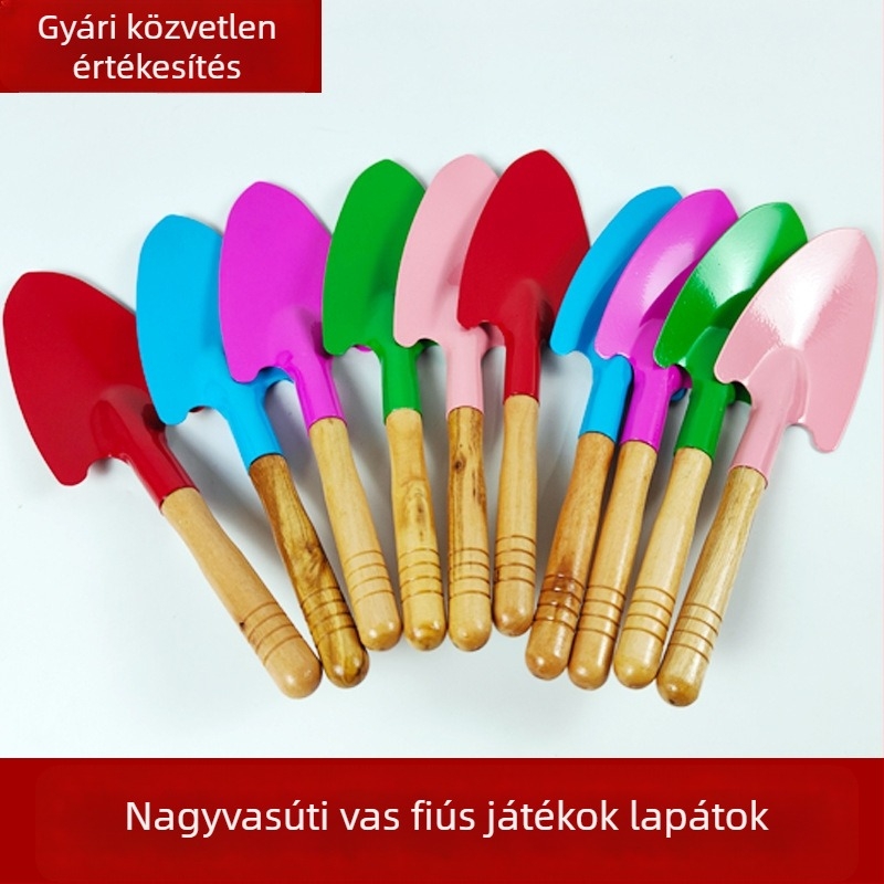 Gyerekeknek való játék lapát, fa fogantyúval és vas fejjel, kertben és a strandon használható