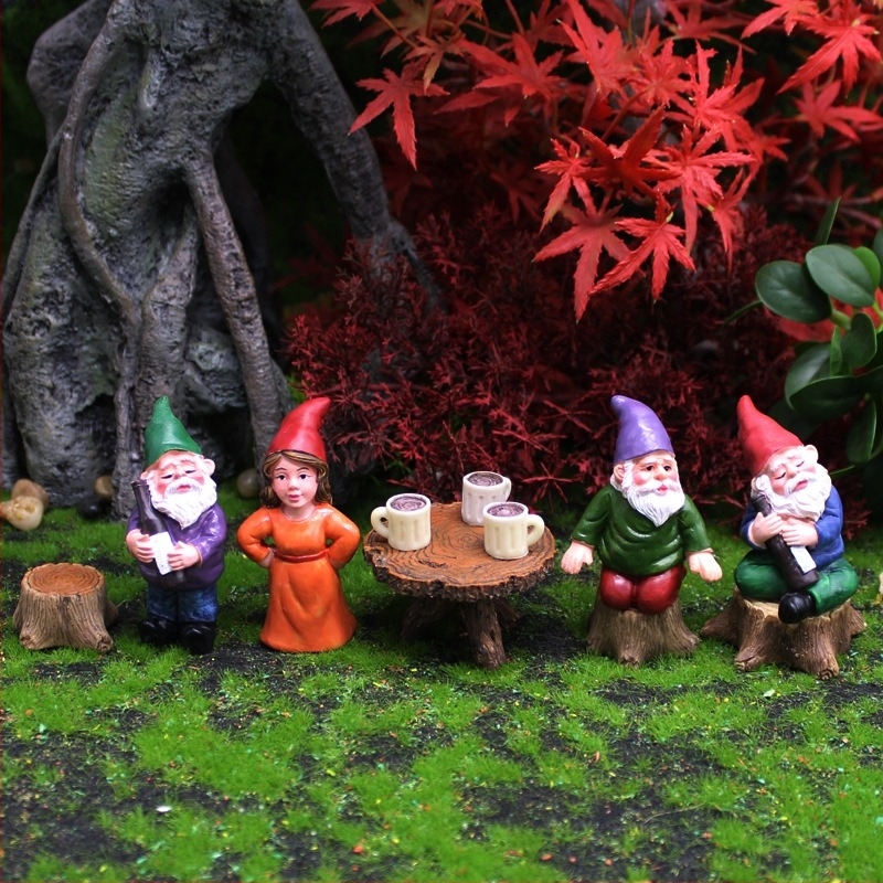 Gyanta kerti gnóm – mini figura mikro táj dekoráció, gyanta feldolgozás, karton csomagolás