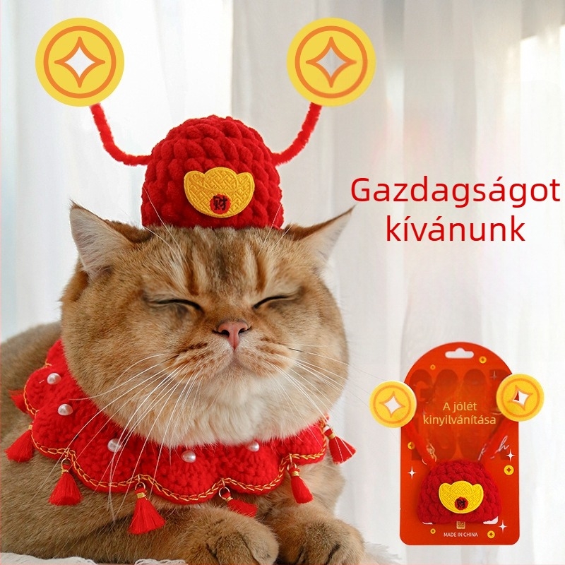 Piros ünnepi kézzel készült sapka háziállat számára, újévhez, szerencse macska medállal