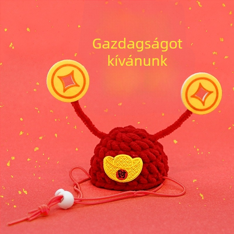 Piros ünnepi kézzel készült sapka háziállat számára, újévhez, szerencse macska medállal