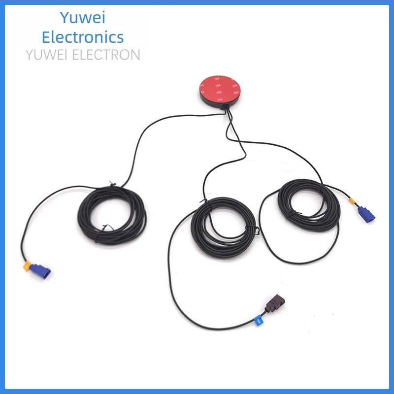 Autóba szerelt 3‑in‑1 GSM/FM/GPS antenna – Nyereség 8–15 dBi; Frekvenciatartomány 1800; Impedancia 75 Ω; SWR ≤ 2.0