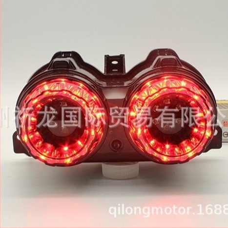Motorkerékpár hátsó lámpa BWS125-höz — Qilong, 12V, műanyag, LED
