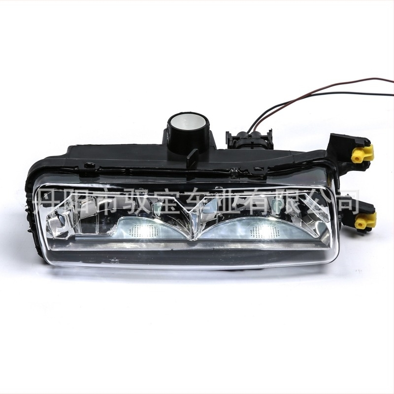 Range Rover Sporthoz készült ködlámpák LED nappali menetfénnyel — modell számok LR033407/LR033406; kiegészítő számok LR033407/LR033406; testreszabás elérhető.