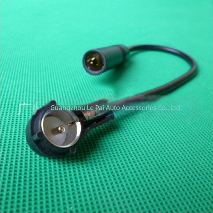 OEM FM antenna adapter autórádiókhoz; kompatibilis a VW, Jetta, Peugeot, Citroën és Ford Focus eredeti rádióival