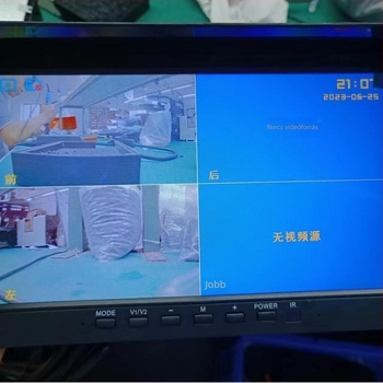 Teherautó- és buszokhoz készült négycsatornás mindent-egyben monitor és DVR — 1024x600 felbontás, tömeg 0,5