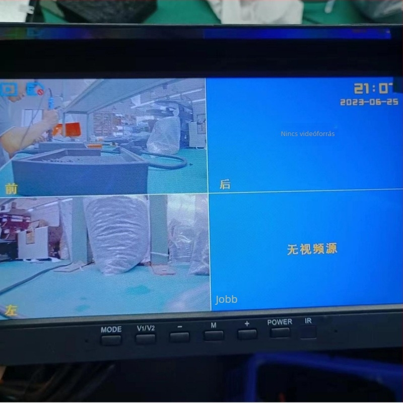 Teherautó- és buszokhoz készült négycsatornás mindent-egyben monitor és DVR — 1024x600 felbontás, tömeg 0,5