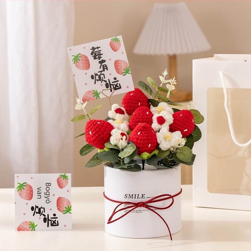 Kézzel készített kötött virágcsokor — örök virágokkal, rózsa, Happy Flowers márka, Tanárnap dísz