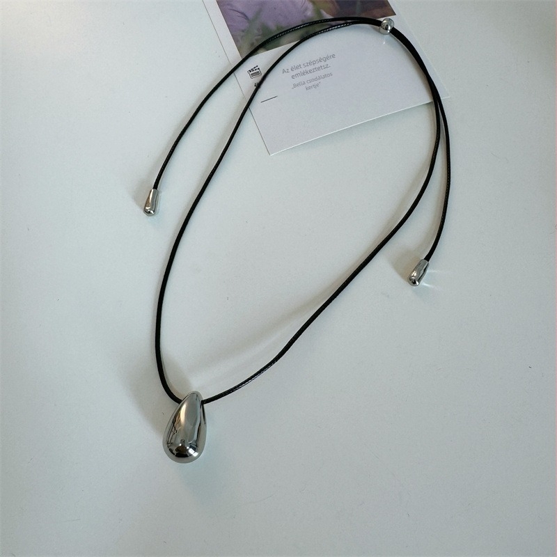 Vízláb alakú sárgaréz medálos nyaklánc viaszos sodrony lánccal, minimalist geometriai stílus, 51–60 cm, ősz 2024