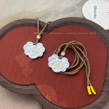 Kínai stílusú lótusz medálos nyaklánc, dupla oldalú, rézből, zsinóros lánccal, elektroplatírozott