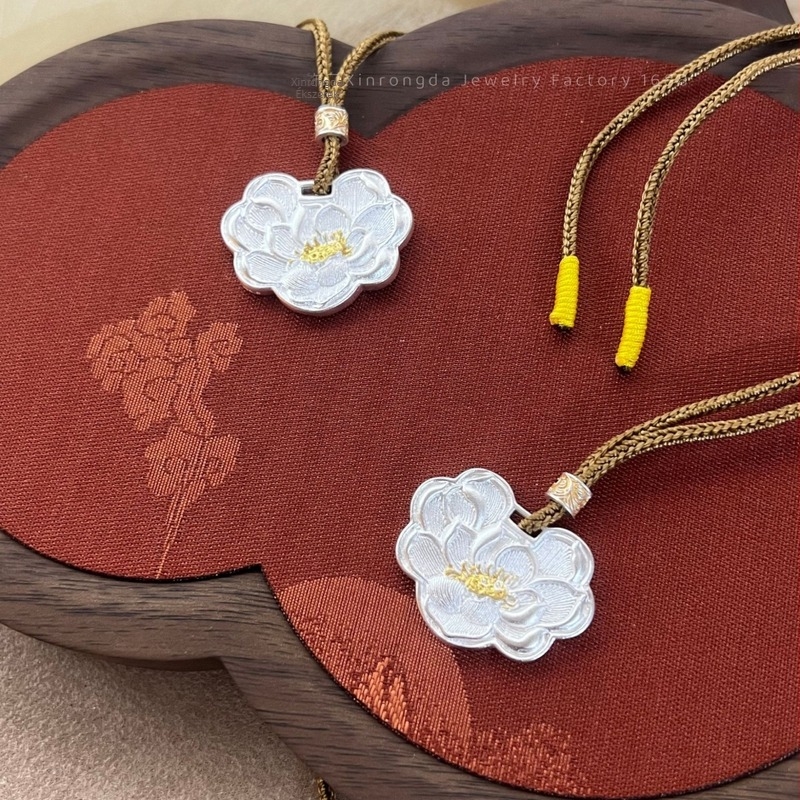 Kínai stílusú lótusz medálos nyaklánc, dupla oldalú, rézből, zsinóros lánccal, elektroplatírozott