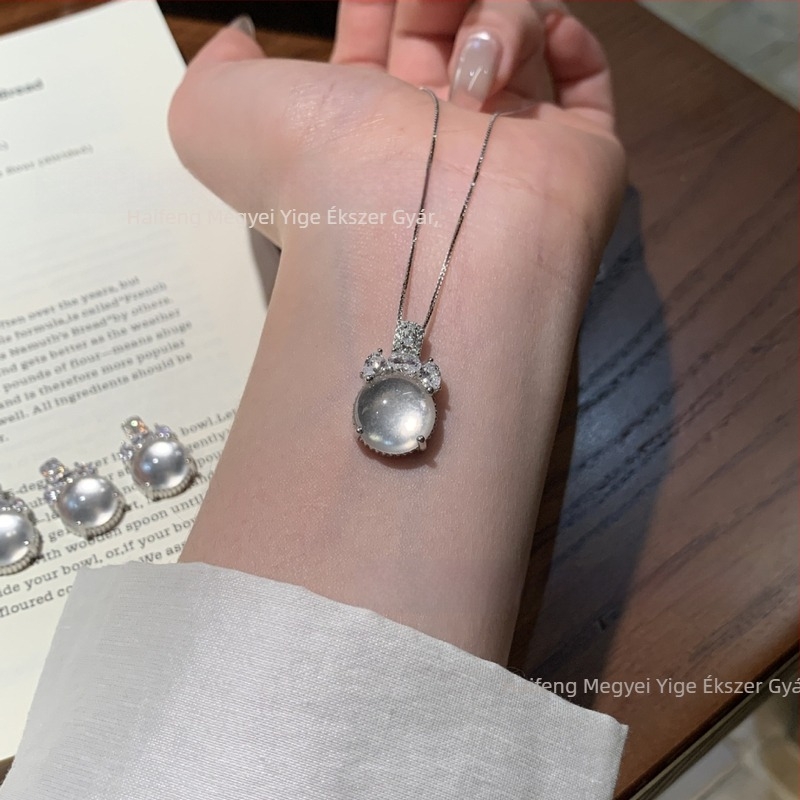 S925 ezüst medál nyaklánc jade beillesztéssel, geometriai forma, márka A Pavilion, 2025 tavasz