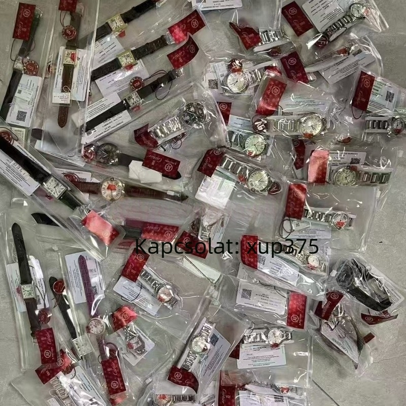 Mechanikus karóra • Zafír kristály, rozsdamentes acél tokkal, rozsdamentes acél szíjjal, férfi modell, 2022 ősszel bemutatva.