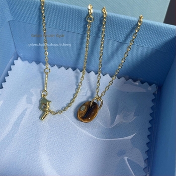 Női Tiger Eye kőből készült nyaklánc, U-alakú geometriájú medállal, elektroplatírozott keresztes lánccal, könnyed luxus stílus