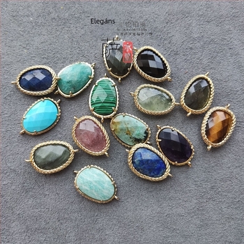 Labradorit nyaklánc, szabálytalan kő kerettel, geometriai dizájn, elektroplattált bevonat