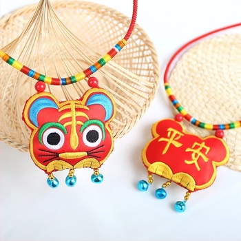 Baba tigris fejű nyaklánc, kézzel készített textilből, többszintű népi-nemzeti stílus, medál ötvözetből