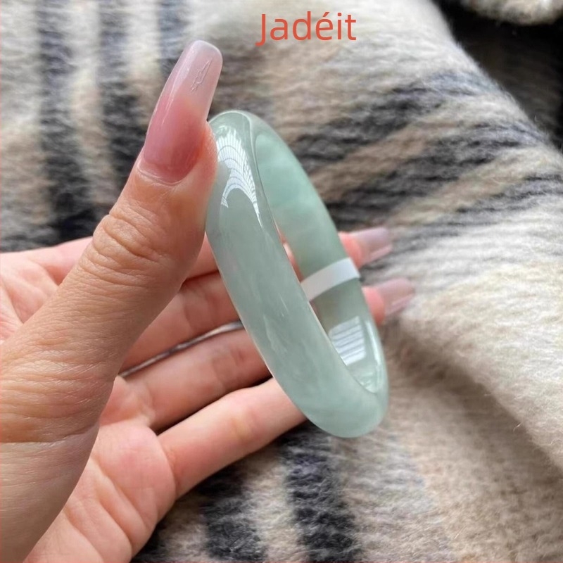 Jadeit karkötő — Anyag: jade (feldolgozott); Feldolgozás: polírozás; Bevezetés: 2025 tavasz; Stílus: Természet