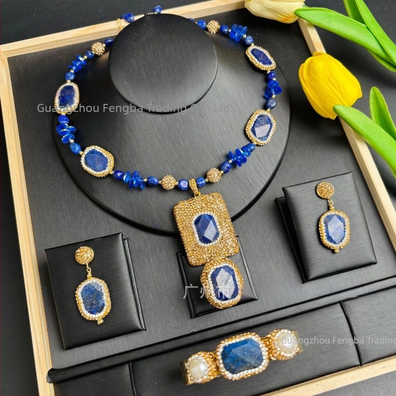 Lapis lazuli gyémántokkal díszített ékszerszett – vintage stílus, négy darabos készlet (fülbevalók, nyaklánc, kéz- és csuklókiegészítők) Kód 42403