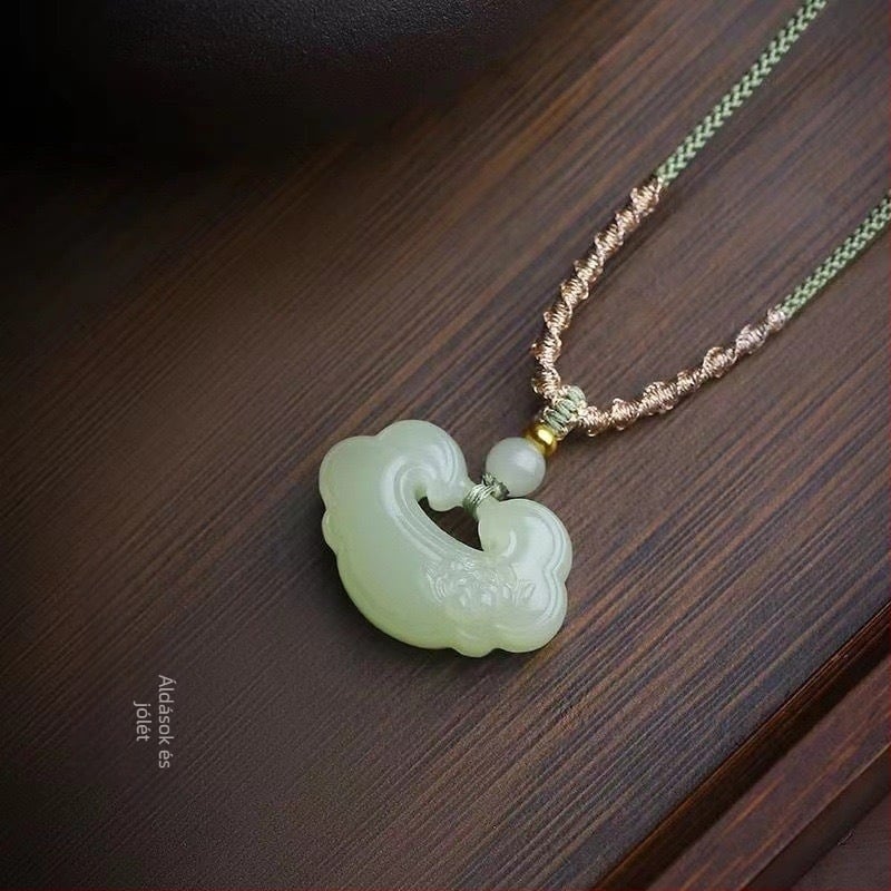 Afgan jáde medálos nyaklánc, szív alakú medállal és lotus motívummal, Új kínai stílus, Gravírozás és polírozás, VS tisztaság