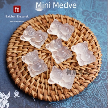 Medál medve alakú, természetes kalcedon, modern minimalist design