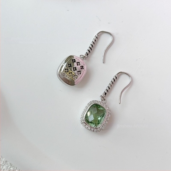 Aranyozott sárgaréz fülbevalók csavart dróttal és mikroinlay-vel, 2023 tavasz, Fashion OL