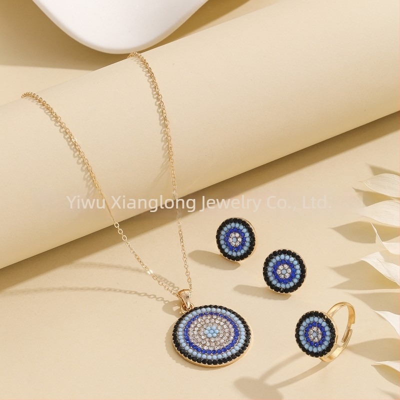 Démon Szem motívumú ékszerszett — rhinestone kövek, elektroplatina bevonat, tartalmaz fülbevalókat, nyakláncot és karkötőt, O-alakú lánccal