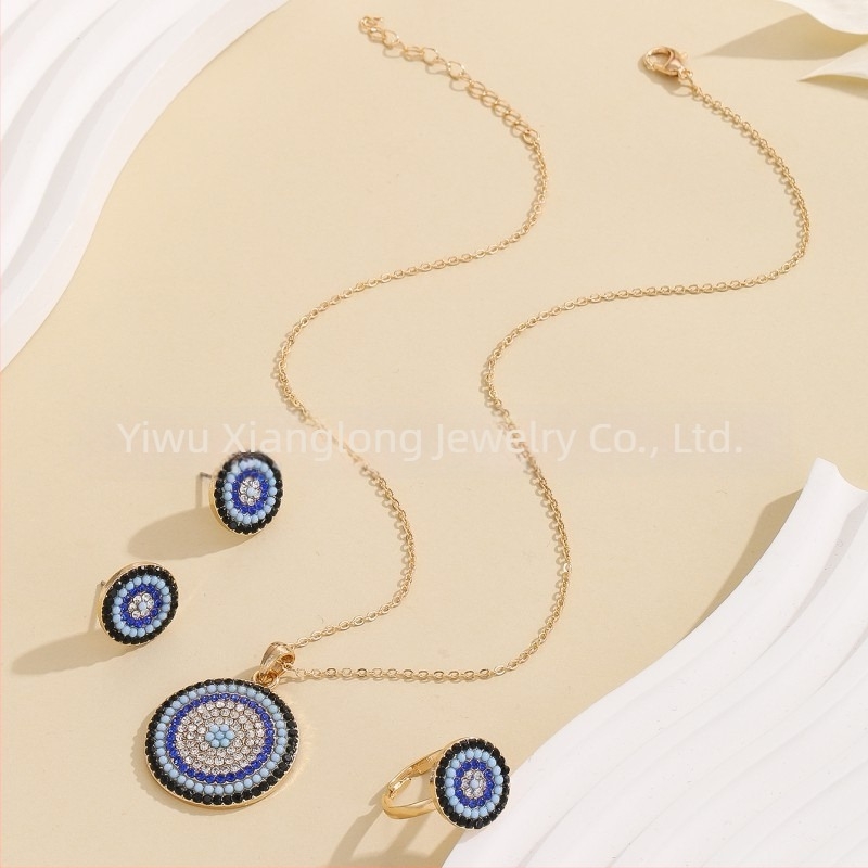 Démon Szem motívumú ékszerszett — rhinestone kövek, elektroplatina bevonat, tartalmaz fülbevalókat, nyakláncot és karkötőt, O-alakú lánccal