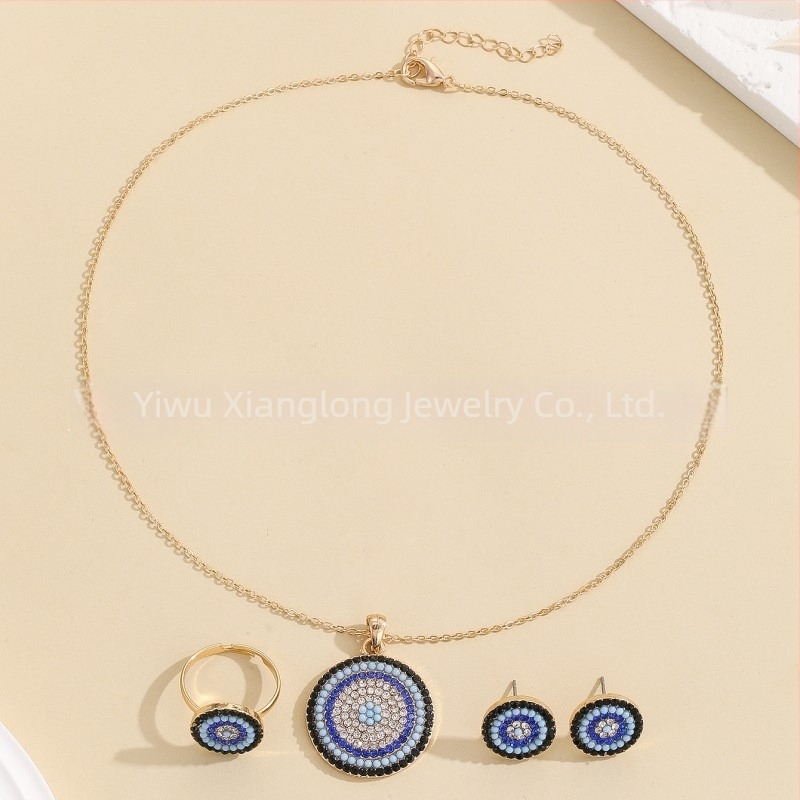 Démon Szem motívumú ékszerszett — rhinestone kövek, elektroplatina bevonat, tartalmaz fülbevalókat, nyakláncot és karkötőt, O-alakú lánccal