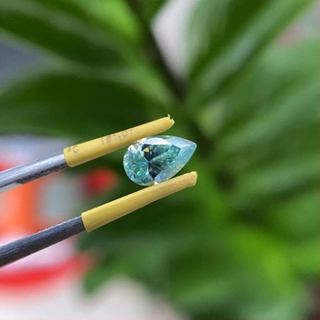 Kék-zöld Paraiba körtés alakú moissanit medál tanúsítvánnyal