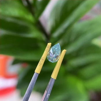 Kék-zöld Paraiba körtés alakú moissanit medál tanúsítvánnyal