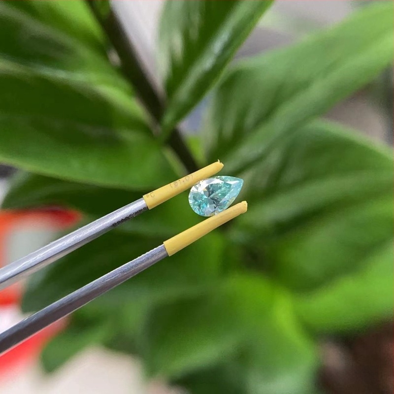 Kék-zöld Paraiba körtés alakú moissanit medál tanúsítvánnyal