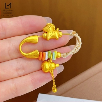 Kitűző: kézzel készített, fonott bojt motívummal és tök alakú motívummal, kettős használatú, friss és édes stílusú kiegészítő