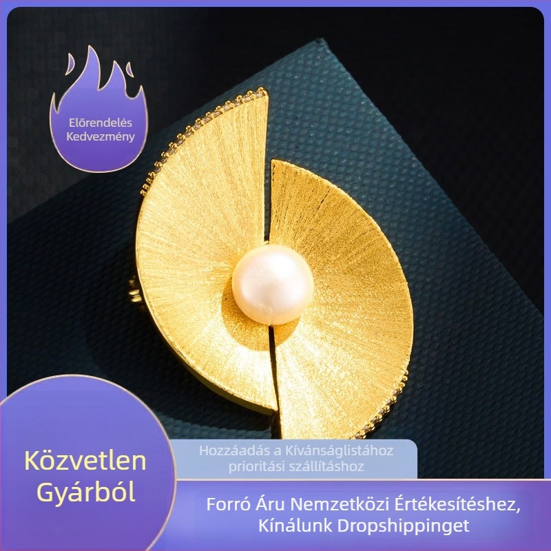 Fan alakú kitűző, aranyozott rézötvözetből, elektrolitikus bevonattal, édesvízi gyöngy