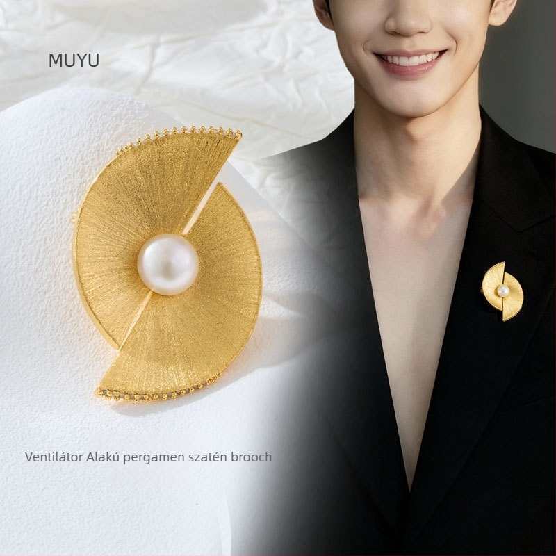 Fan alakú kitűző, aranyozott rézötvözetből, elektrolitikus bevonattal, édesvízi gyöngy
