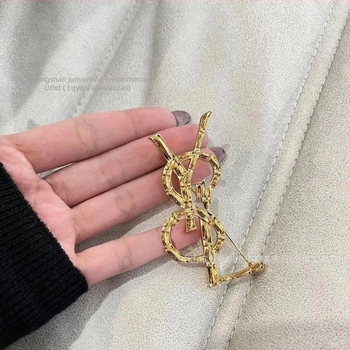 Sárgaréz betűs kitűző, személyre szabott stílus, betűk formájú dizájn, elektroplakolás, 2025 ősz kiadás