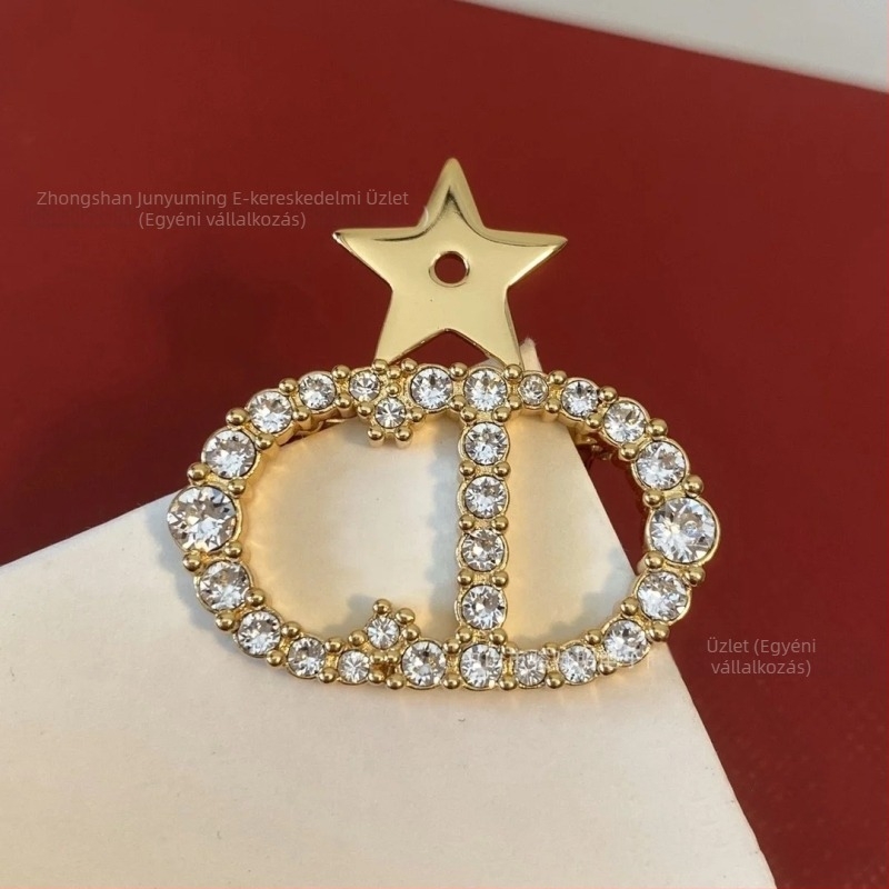Sárgaréz női brossa, ötágú csillag és betű motívumokkal, gyémántos rögzítésű díszítés, elegáns irodai divat kiegészítő