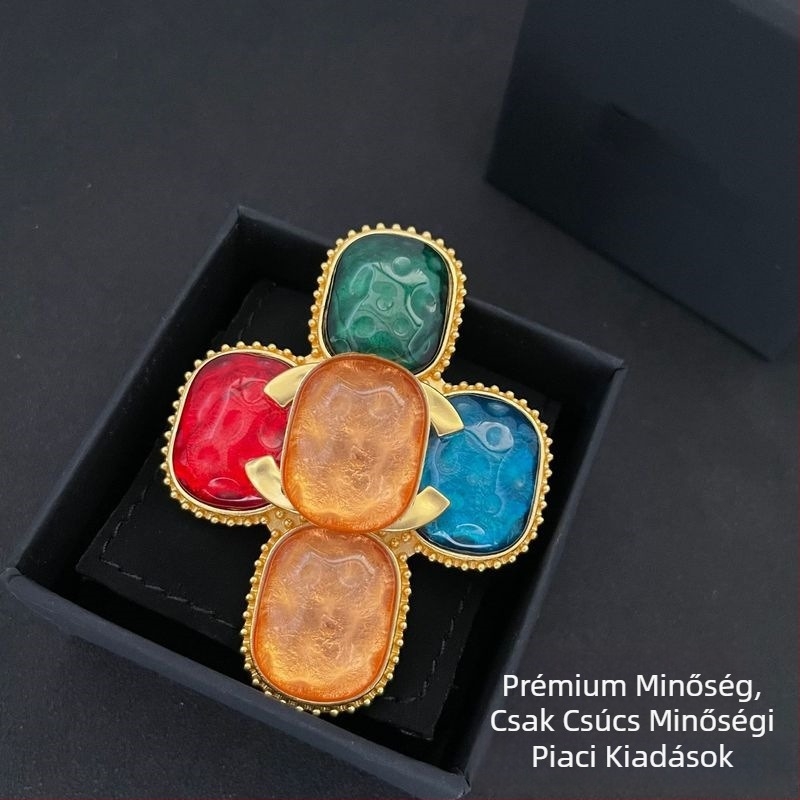 Réz brooch betű motívummal, retro stílus, elektroplakálás