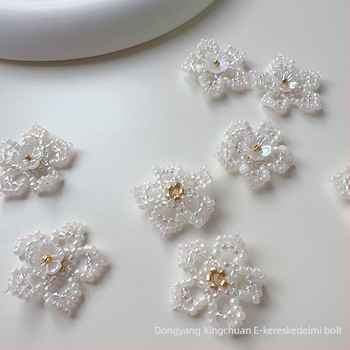 Virágos bross-klipsz üveggyöngyökből, hópehely mintával, kézzel kötött, testreszabható, egyedi csomagolás